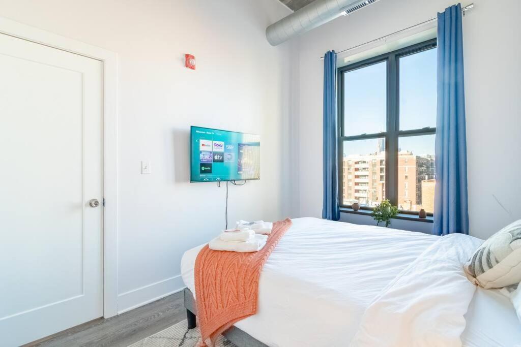Mccormick 2br-2ba Family Unit For Up To 8 Guests With Skyline View, Optional Parking & Gym Access Apartment Chicago