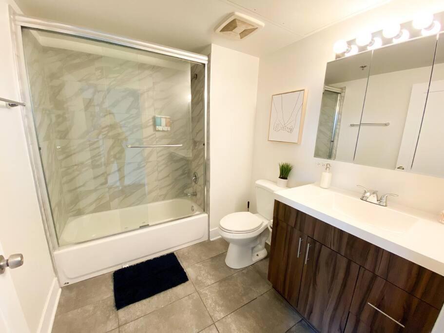 Mccormick 2br-2ba Family Unit For Up To 8 Guests With Skyline View, Optional Parking & Gym Access Chicago