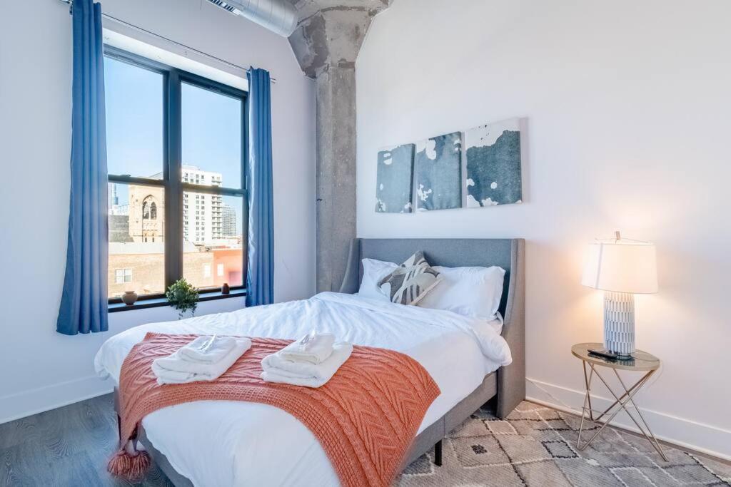 Apartment Mccormick 2br-2ba Family Unit For Up To 8 Guests With Skyline View, Optional Parking & Gym Access