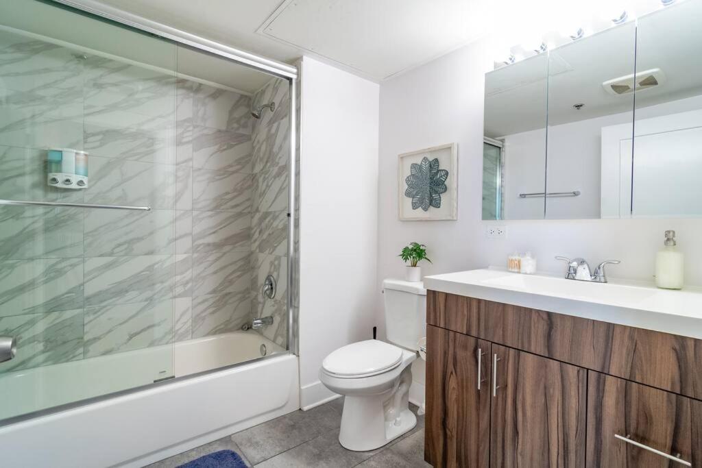 Mccormick 2br-2ba Family Unit For Up To 8 Guests With Skyline View, Optional Parking & Gym Access Apartment *