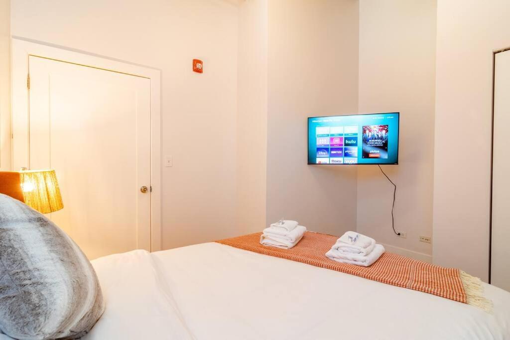 Apartment Mccormick 2br-2ba Family Unit For Up To 8 Guests With Skyline View, Optional Parking & Gym Access