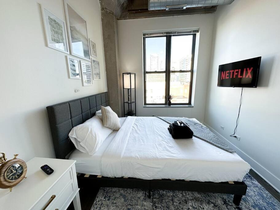 Mccormick 2br-2ba For Up To 8 Guests With Skyline View, Optional Parking & Gym Access Chicago
