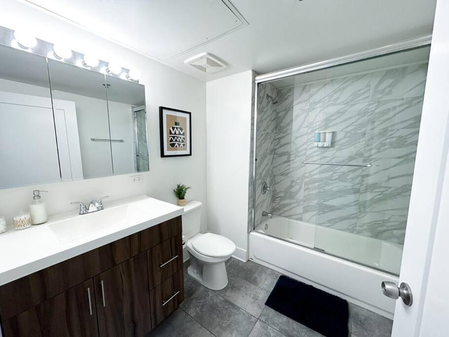 Mccormick 2br-2ba For Up To 8 Guests With Skyline View, Optional Parking & Gym Access Apartment *