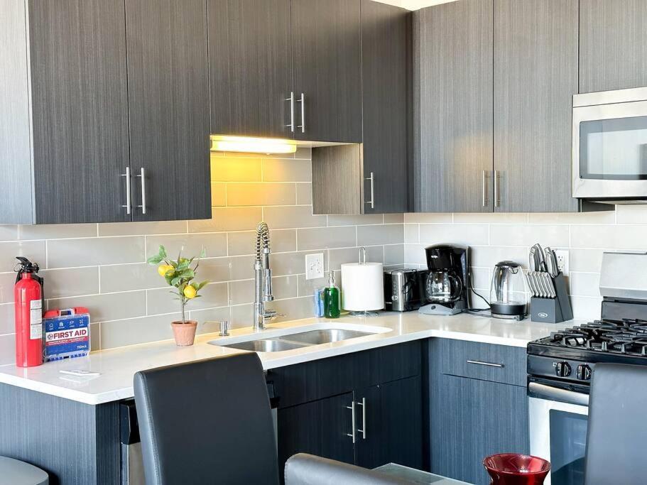 Mccormick 2br-2ba For Up To 8 Guests With Skyline View, Optional Parking & Gym Access *