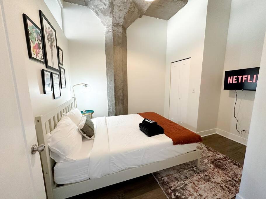 Mccormick 2br-2ba For Up To 8 Guests With Skyline View, Optional Parking & Gym Access
