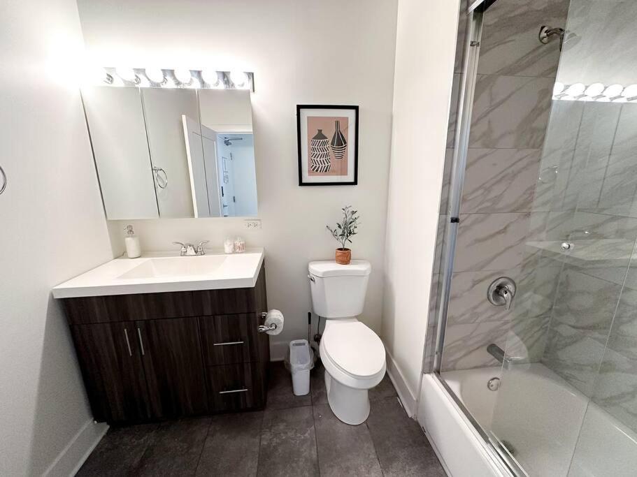 Apartment Mccormick 2br-2ba For Up To 8 Guests With Skyline View, Optional Parking & Gym Access