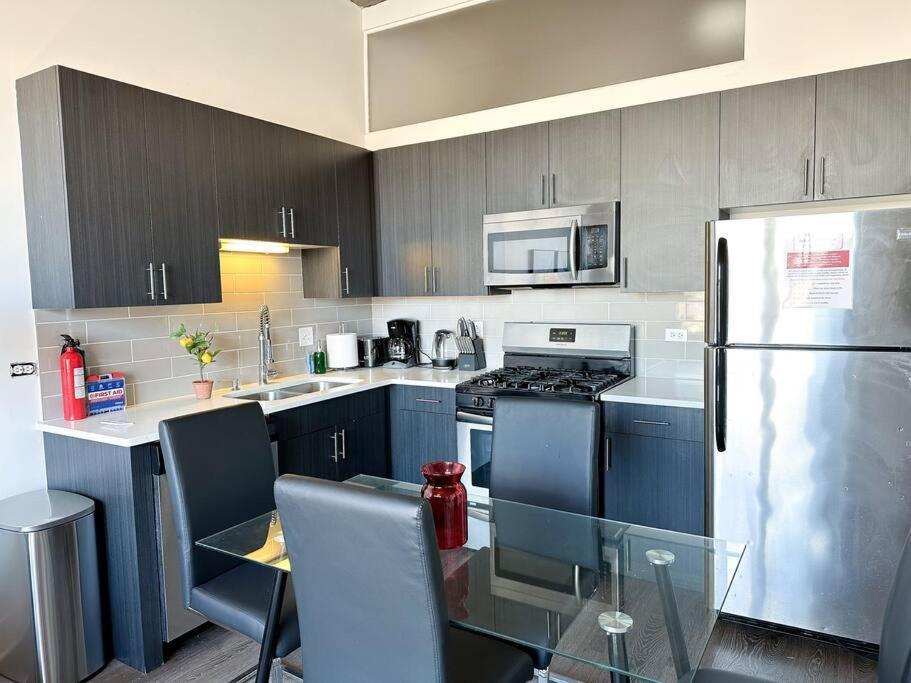 Apartment Mccormick 2br-2ba For Up To 8 Guests With Skyline View, Optional Parking & Gym Access *
