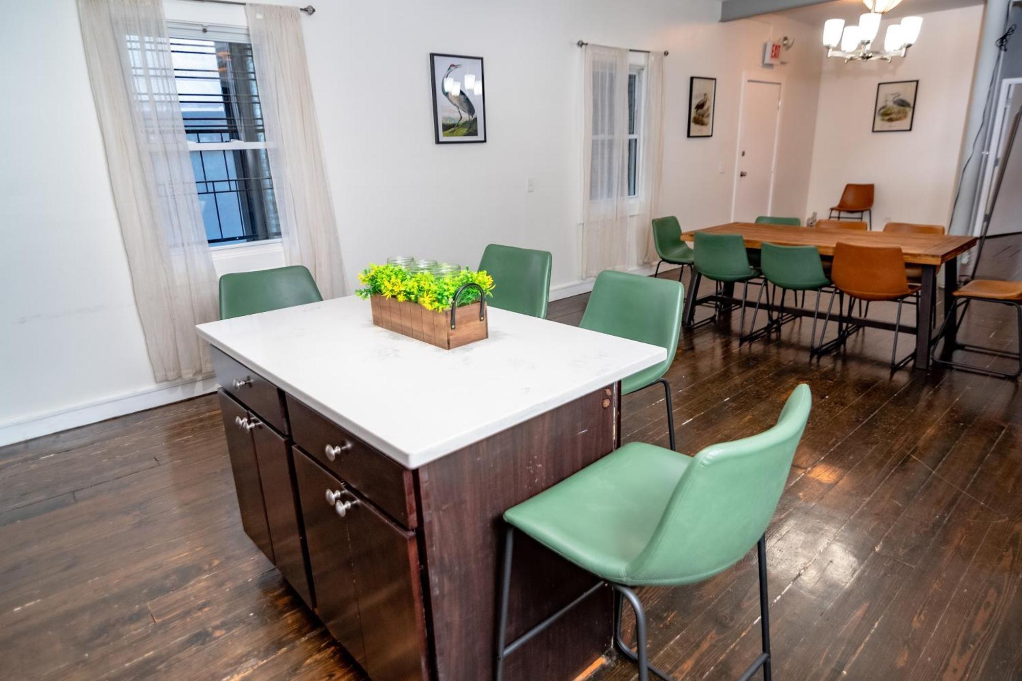 Mccormick 3br Huge Family Unit With Optional Parking & Ping-pong Table