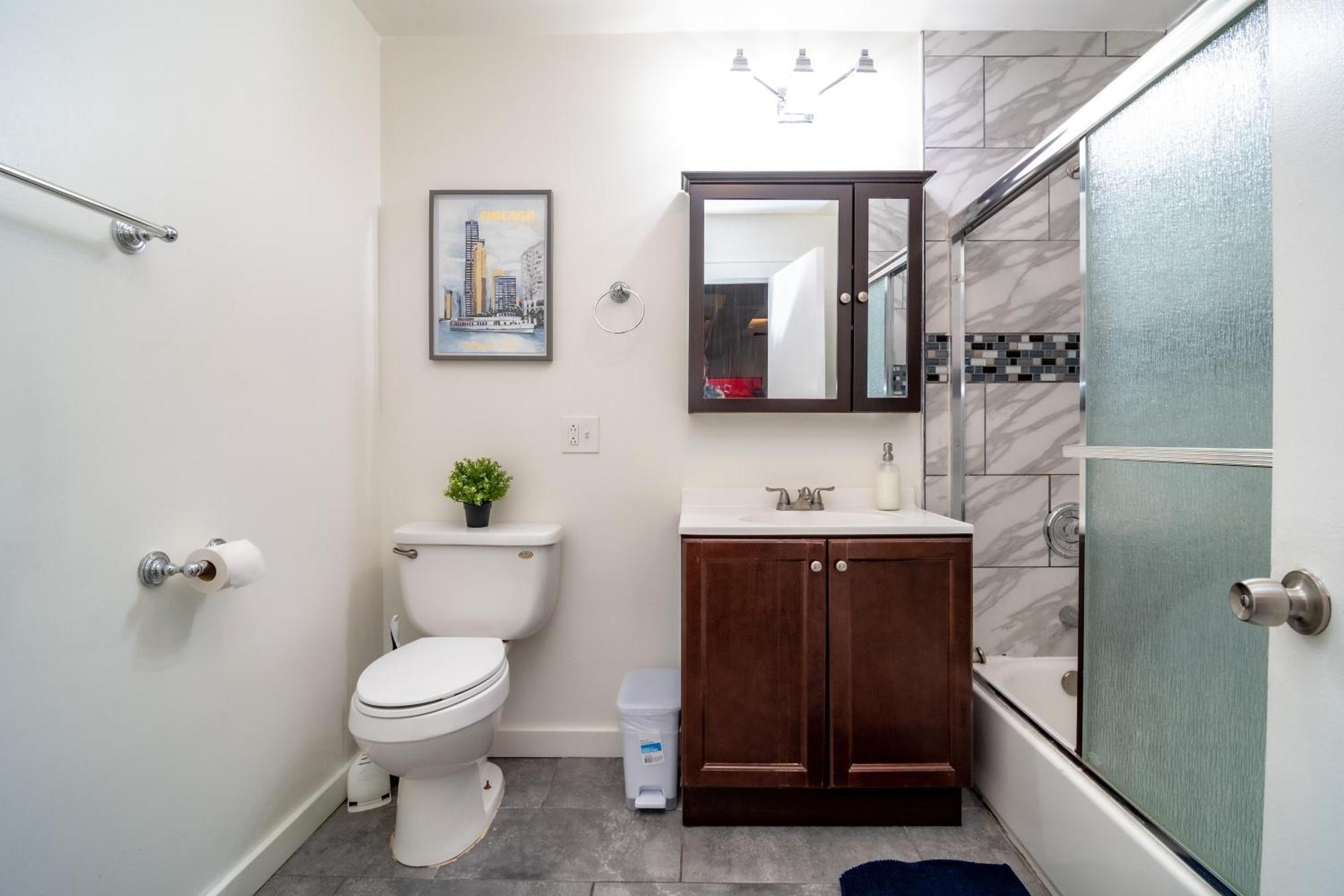 Mccormick 3br Huge Family Unit With Optional Parking & Ping-pong Table Chicago