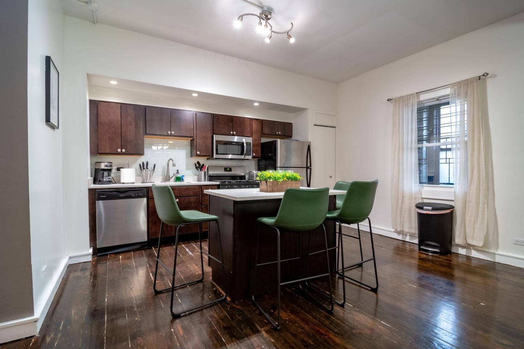 Mccormick 3br Huge Family Unit With Optional Parking & Ping-pong Table * Chicago
