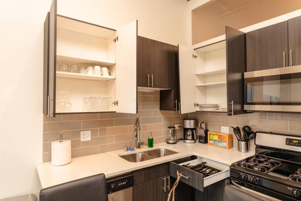 Mccormick 2br-2ba Family Unit For Up To 8 Guests With Skyline View, Optional Parking & Gym Apartment *