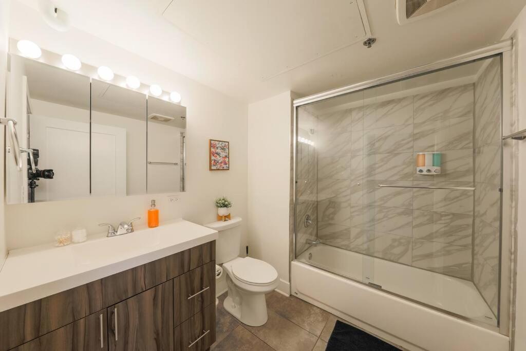 Apartment Mccormick 2br-2ba Family Unit For Up To 8 Guests With Skyline View, Optional Parking & Gym
