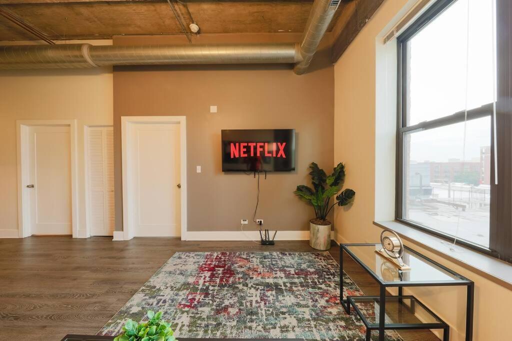 Mccormick 2br-2ba Family Unit For Up To 8 Guests With Skyline View, Optional Parking & Gym Chicago