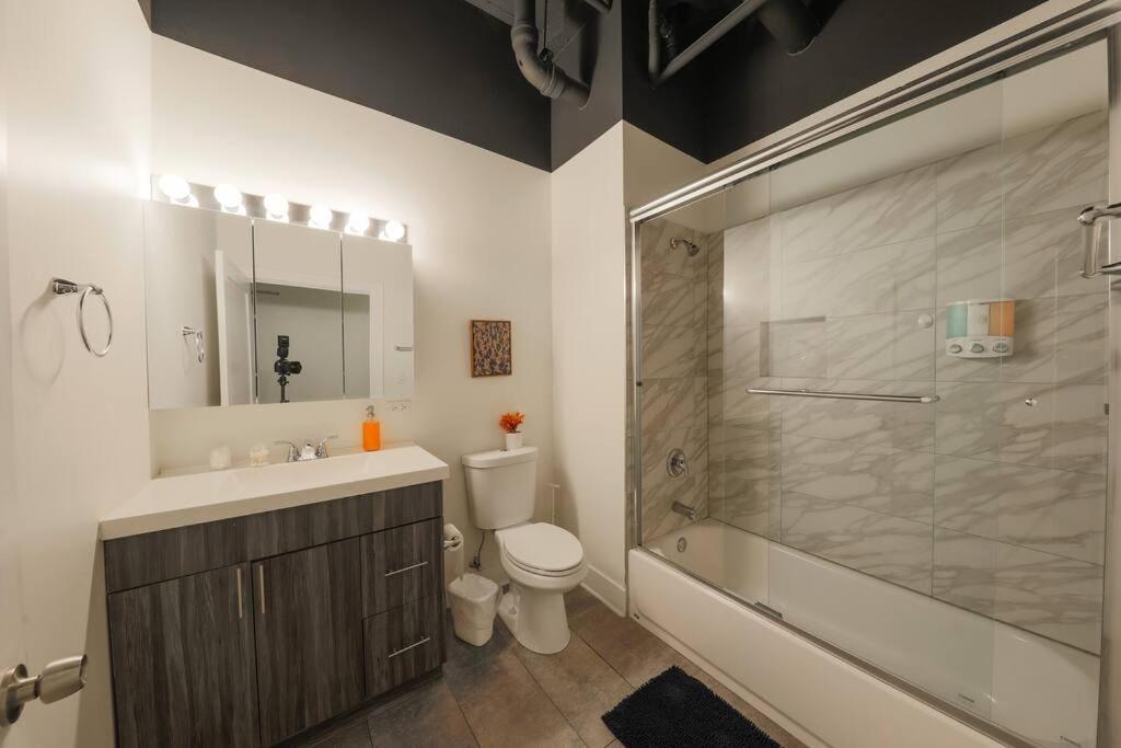 Mccormick 2br-2ba Family Unit For Up To 8 Guests With Skyline View, Optional Parking & Gym Apartment *