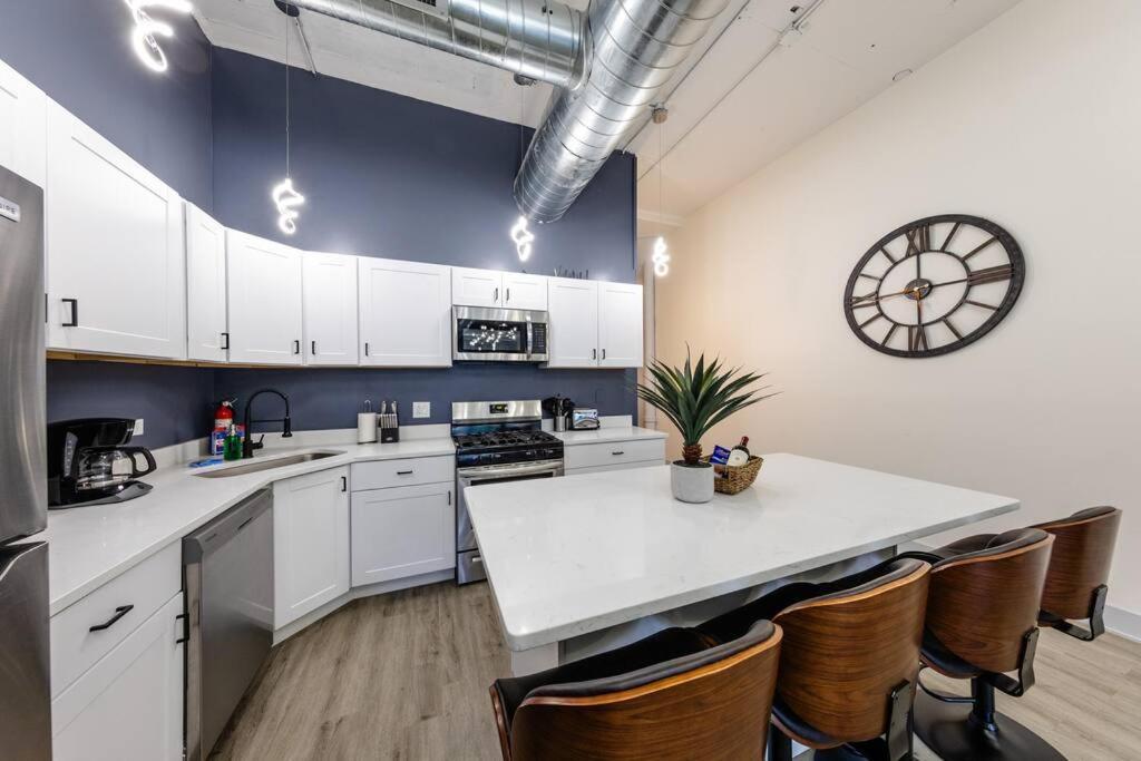 Group-friendly 6br Luxury In Prime South Loop Location With Optional Parking And Gym Access Near Mccormick Place, Soldier Field And Grant Park Apartment Chicago