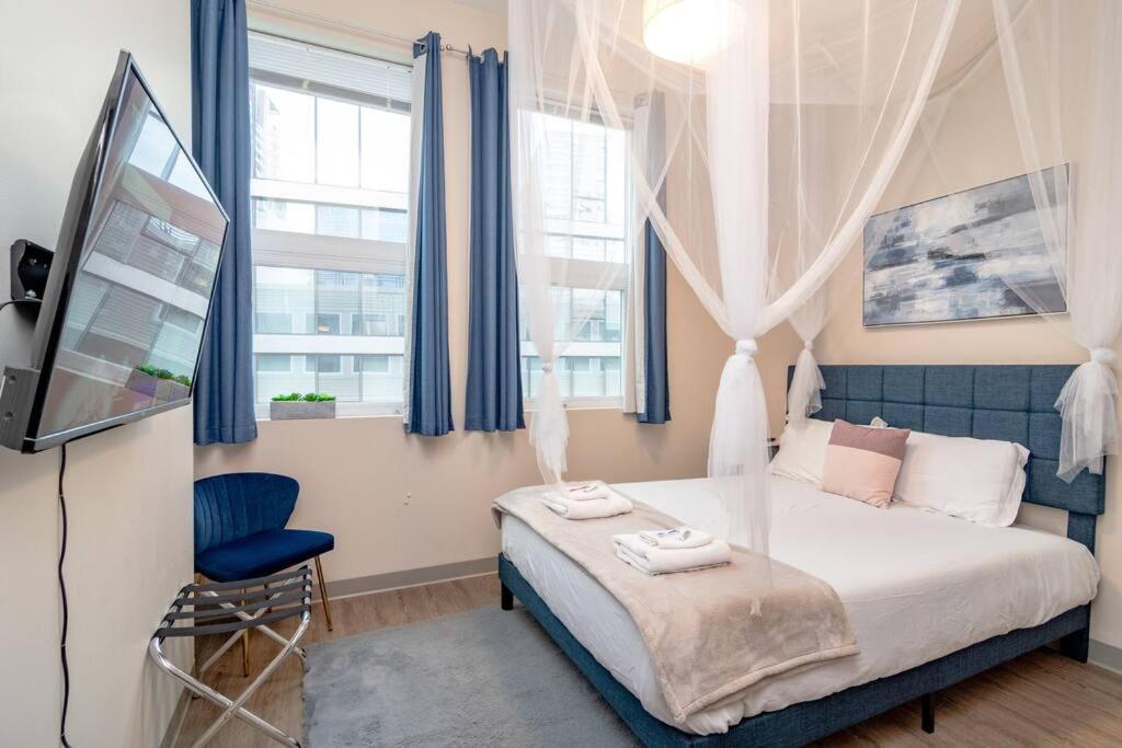 Mccormick Oasis With Balcony, Optional Parking, Patio And Gym Sleeps 6 Near Mccormick Place, Grant Park, Soldier Field & Museum Campus Apartment