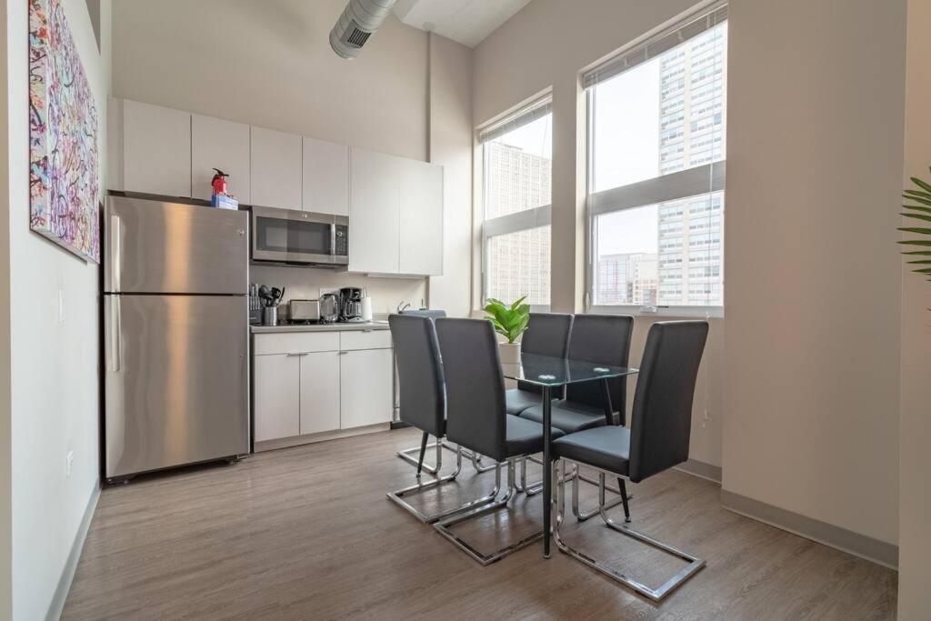Mccormick 2br/2ba Oasis With Optional Parking, Patio, Gym For Up To 6 Guests