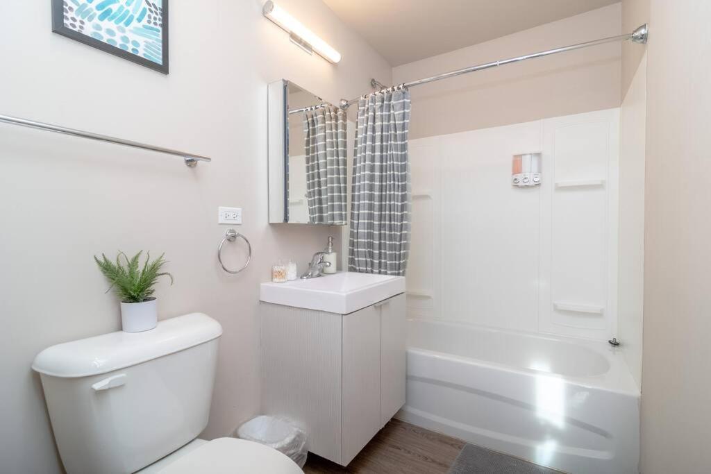 Apartment Mccormick 2br/2ba Oasis With Optional Parking, Patio, Gym For Up To 6 Guests *