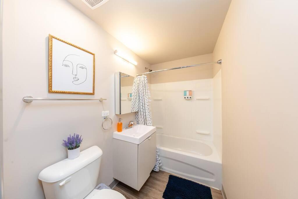 Mccormick 2br/2ba Oasis With Optional Parking, Patio, Gym For Up To 6 Guests * Chicago