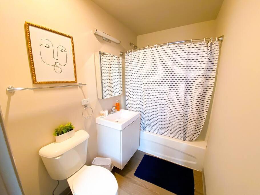 Mccormick 2br/2ba Oasis With Optional Parking, Patio, Gym For Up To 6 Guests * Chicago