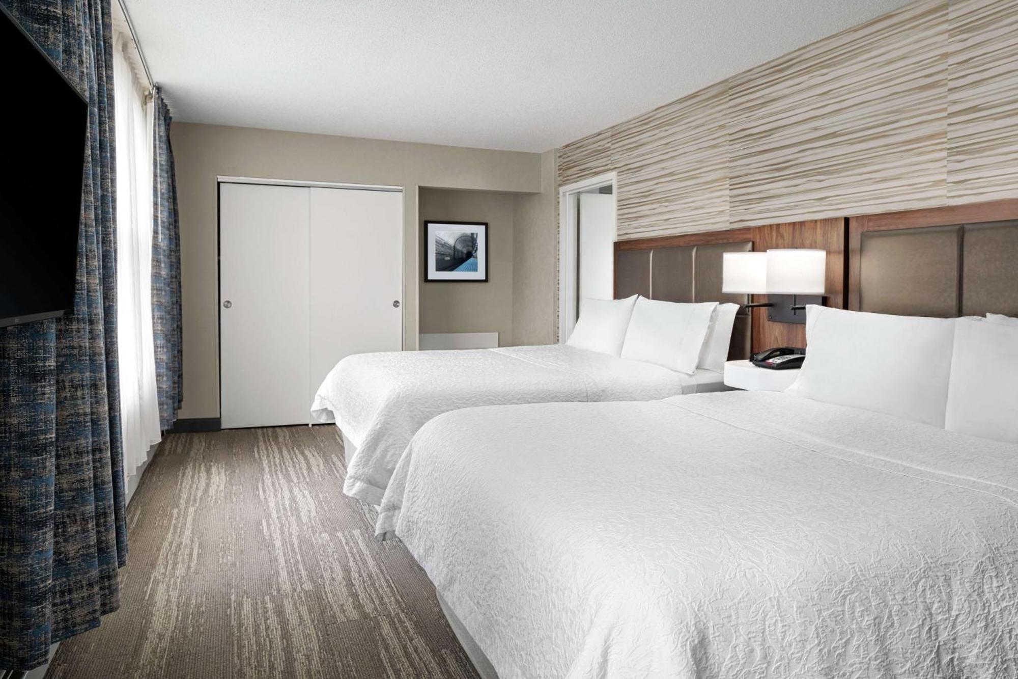 Hampton & Chicago-downtown 3*