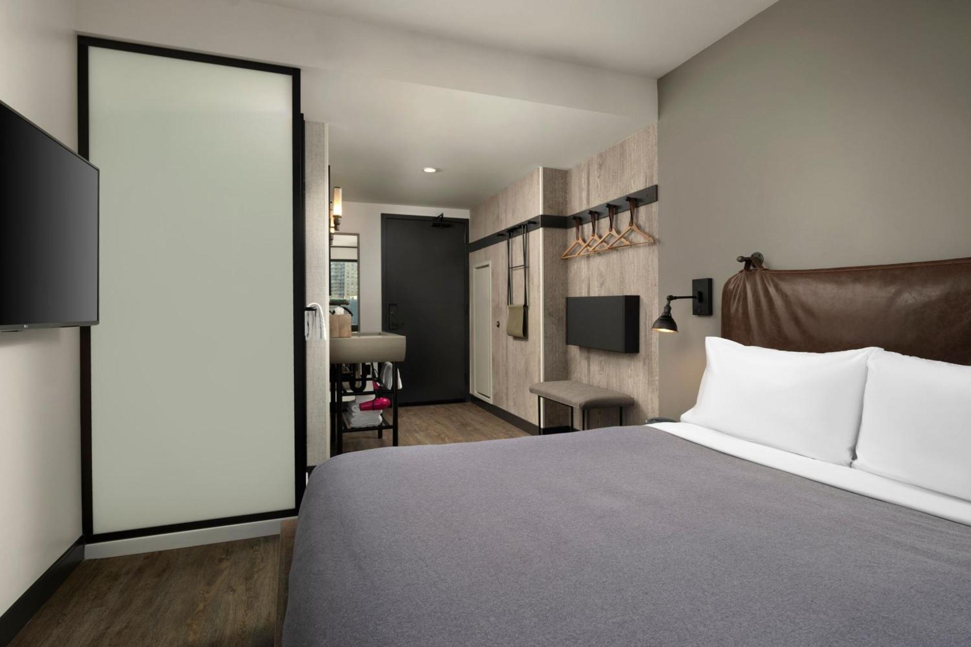Hotel Moxy Downtown 3*