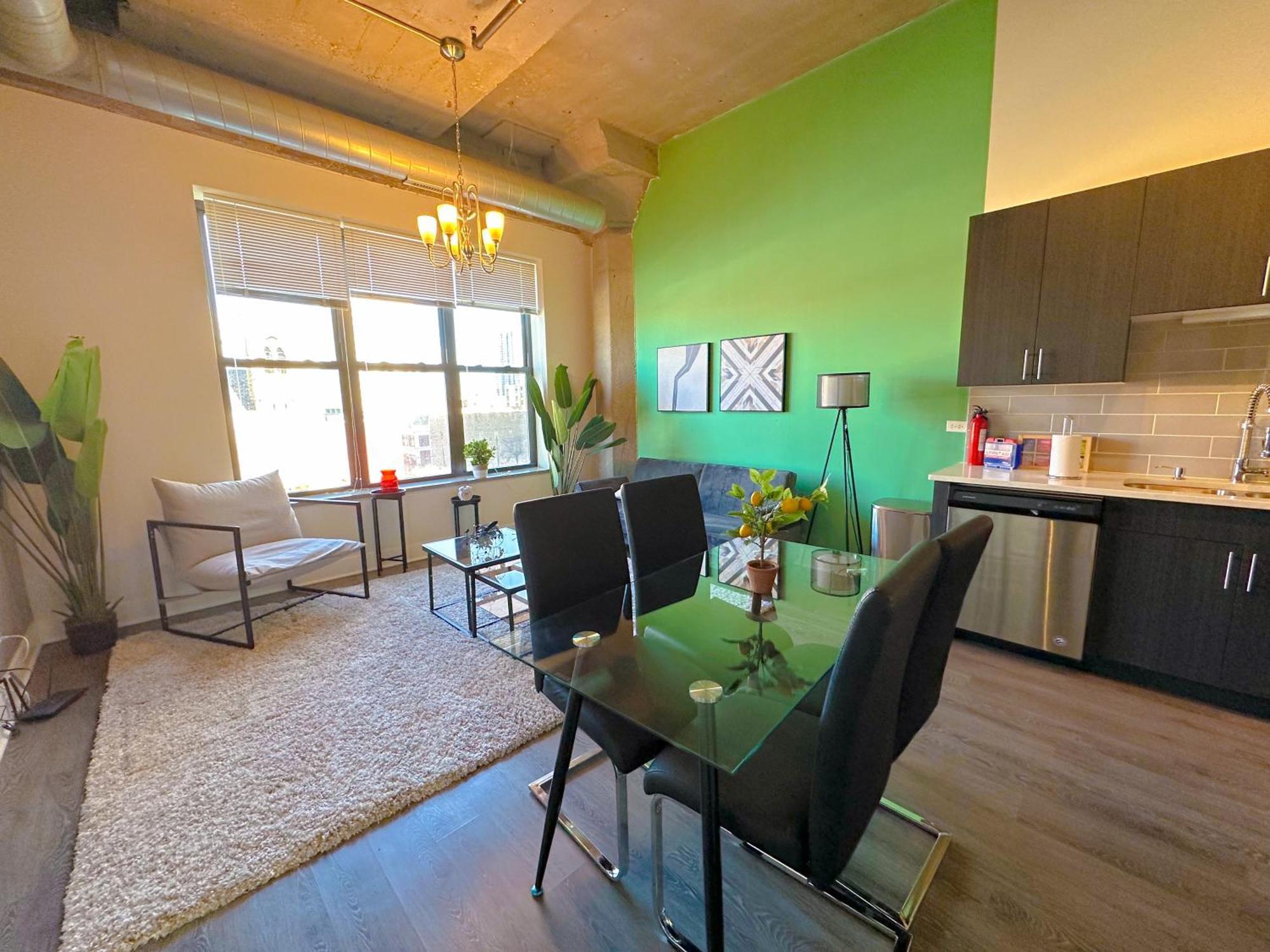 Apartment Mccormick 2br-2ba For Up To 8 Guests With Skyline View, Optional Parking & Gym Access *
