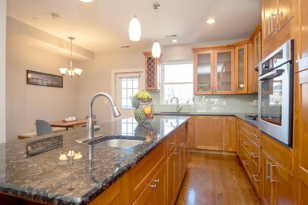 Deluxe Duplex In Roscoe-wrigley With Free Parking Apartamento *