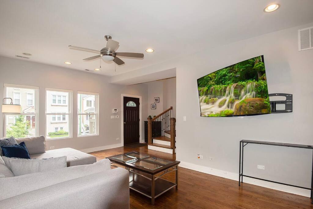 Deluxe Duplex In Roscoe-wrigley With Free Parking Chicago