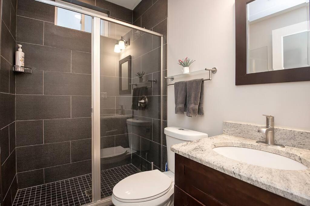 Deluxe Duplex In Roscoe-wrigley With Free Parking * Chicago