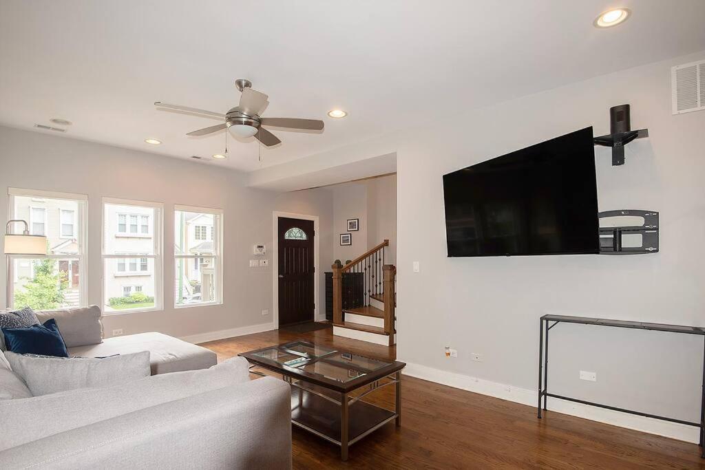 Deluxe Duplex In Roscoe-wrigley With Free Parking Apartamento *