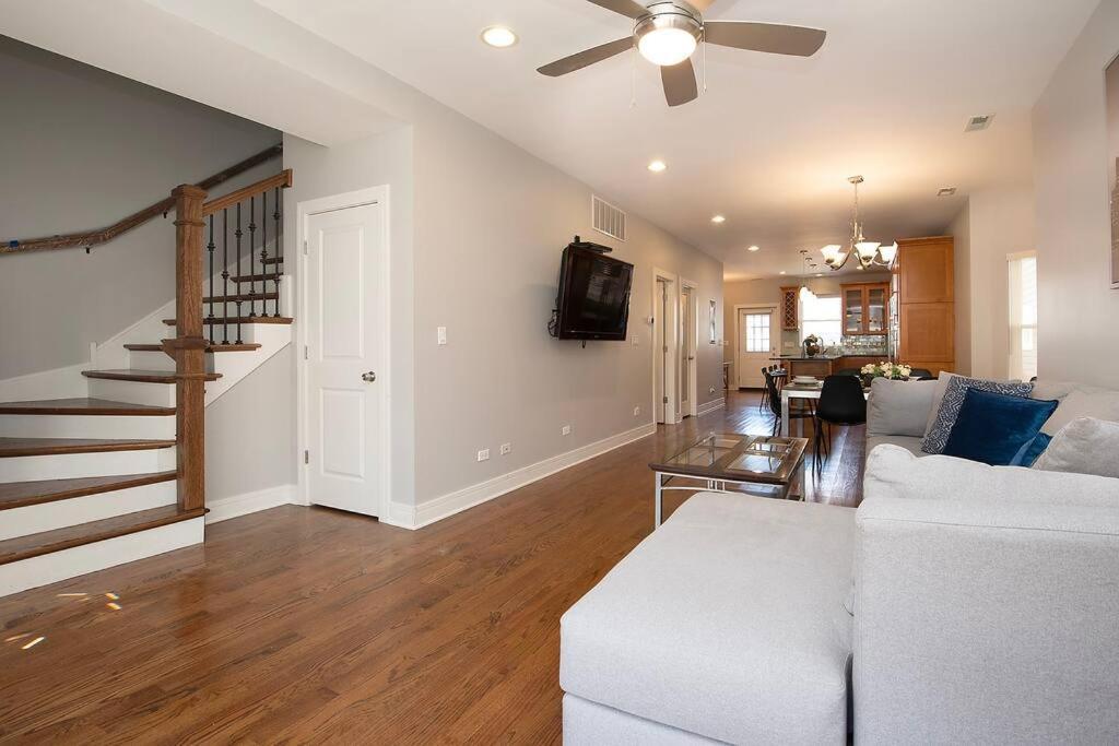 Deluxe Duplex In Roscoe-wrigley With Free Parking Chicago