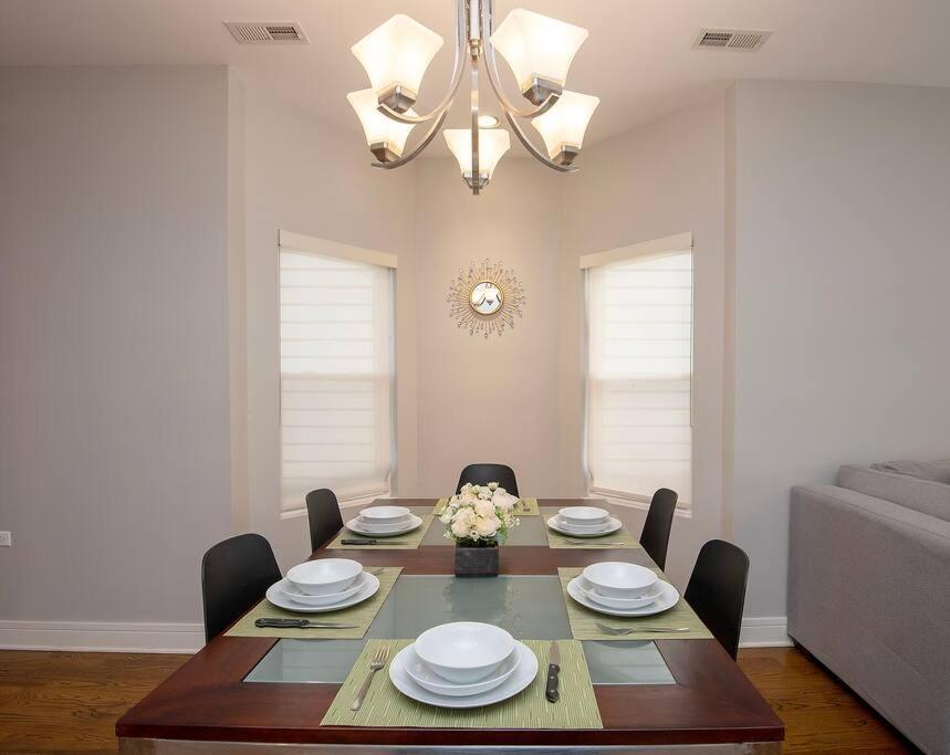 Deluxe Duplex In Roscoe-wrigley With Free Parking * Chicago