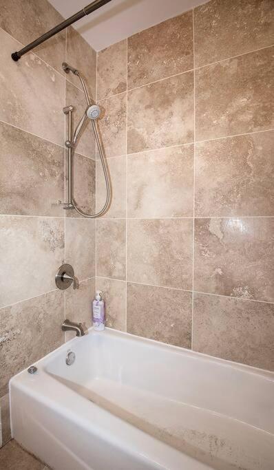 Deluxe Duplex In Roscoe-wrigley With Free Parking Apartamento