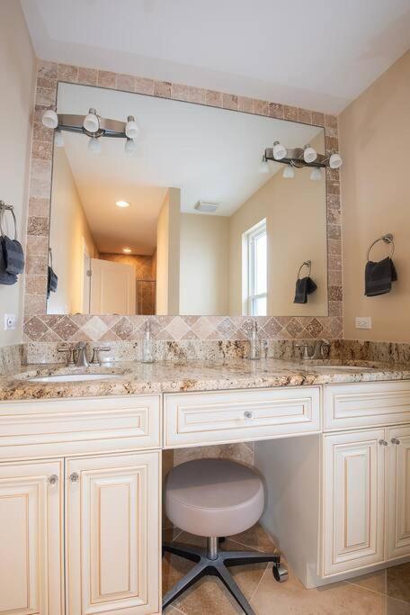 Deluxe Duplex In Roscoe-wrigley With Free Parking * Chicago