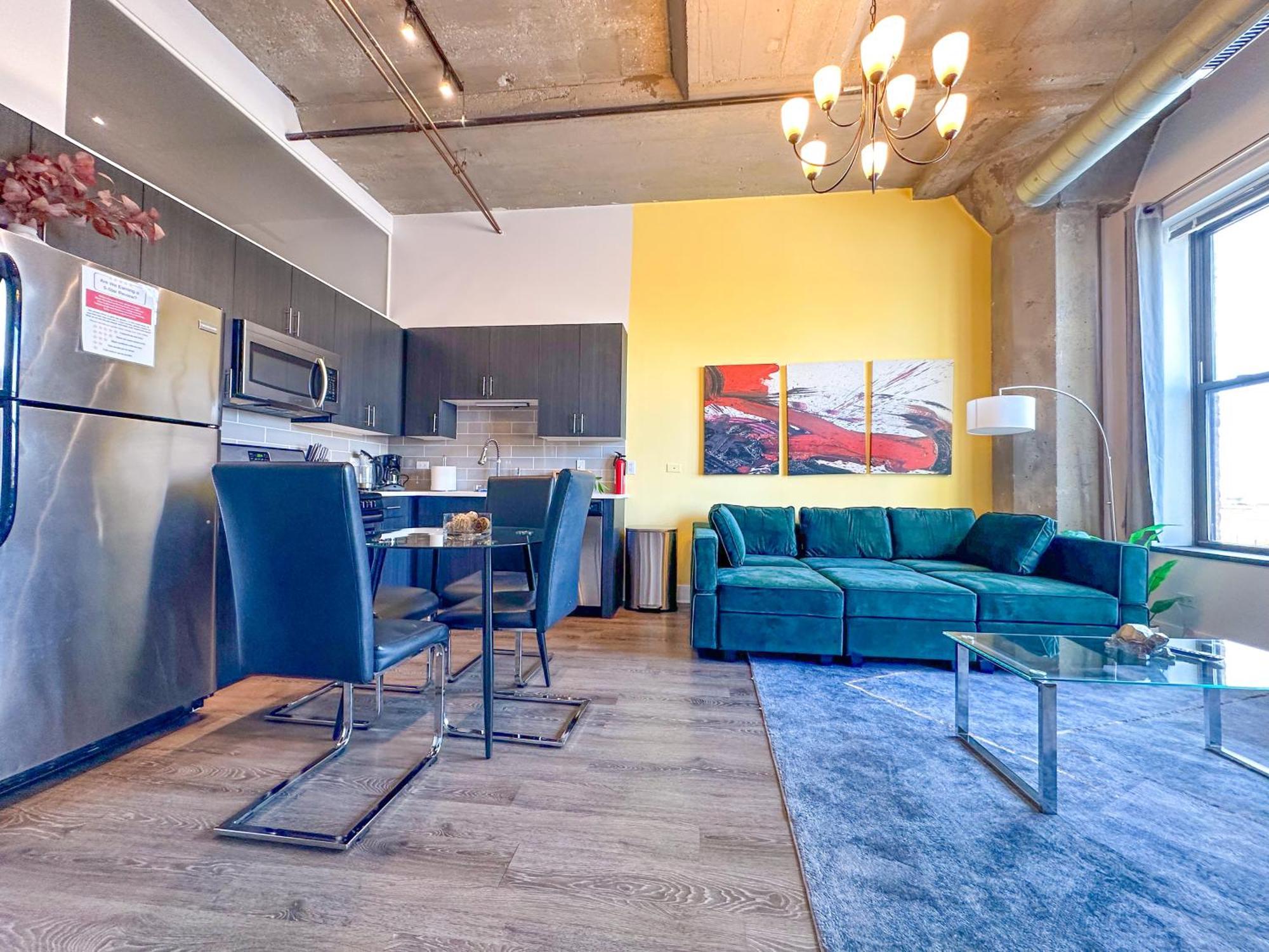 Mccormick 2br-2ba Family Unit For Up To 8 Guests With Skyline View, Optional Parking & Gym Access Chicago