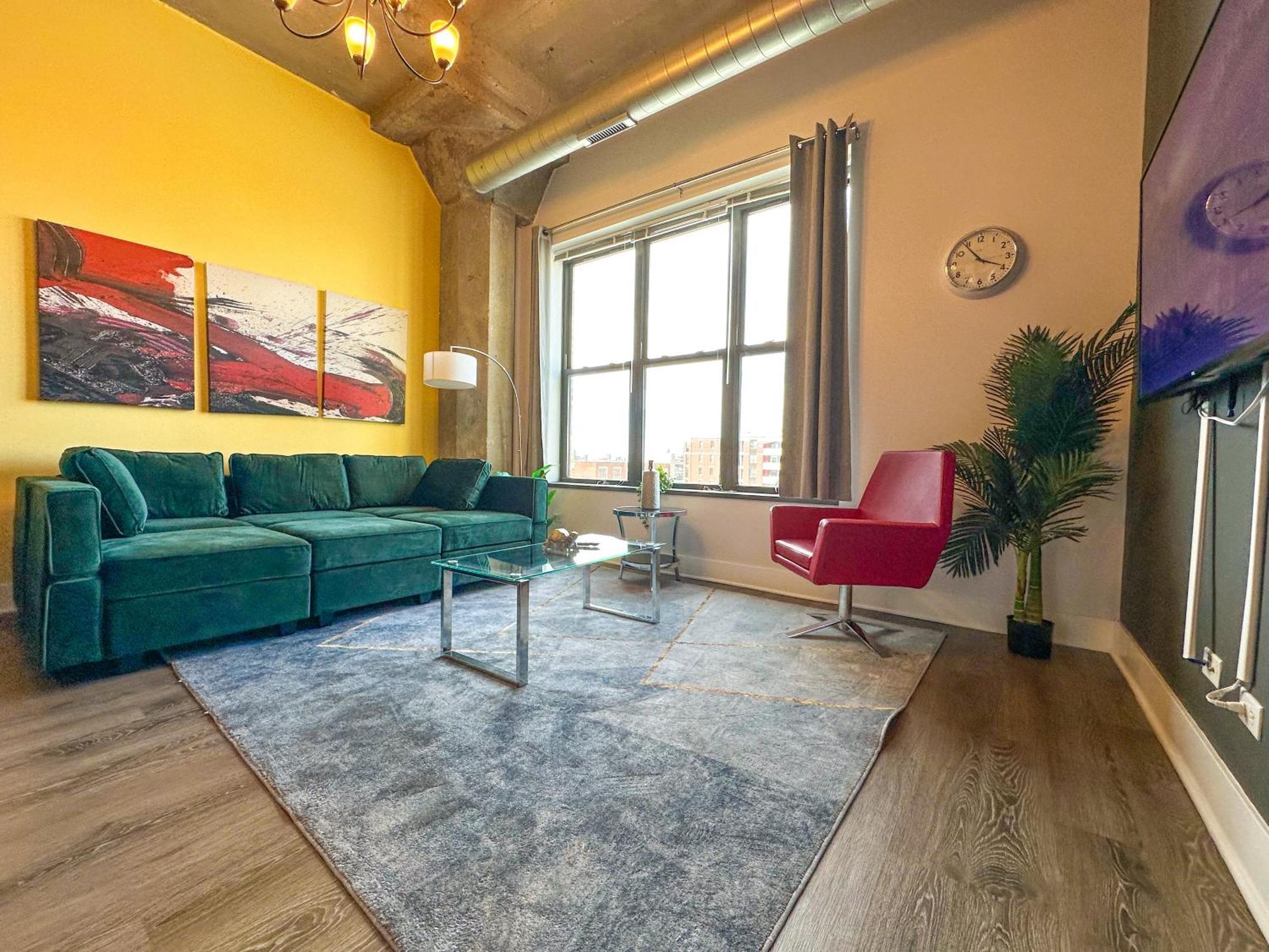 Apartment Mccormick 2br-2ba Family Unit For Up To 8 Guests With Skyline View, Optional Parking & Gym Access