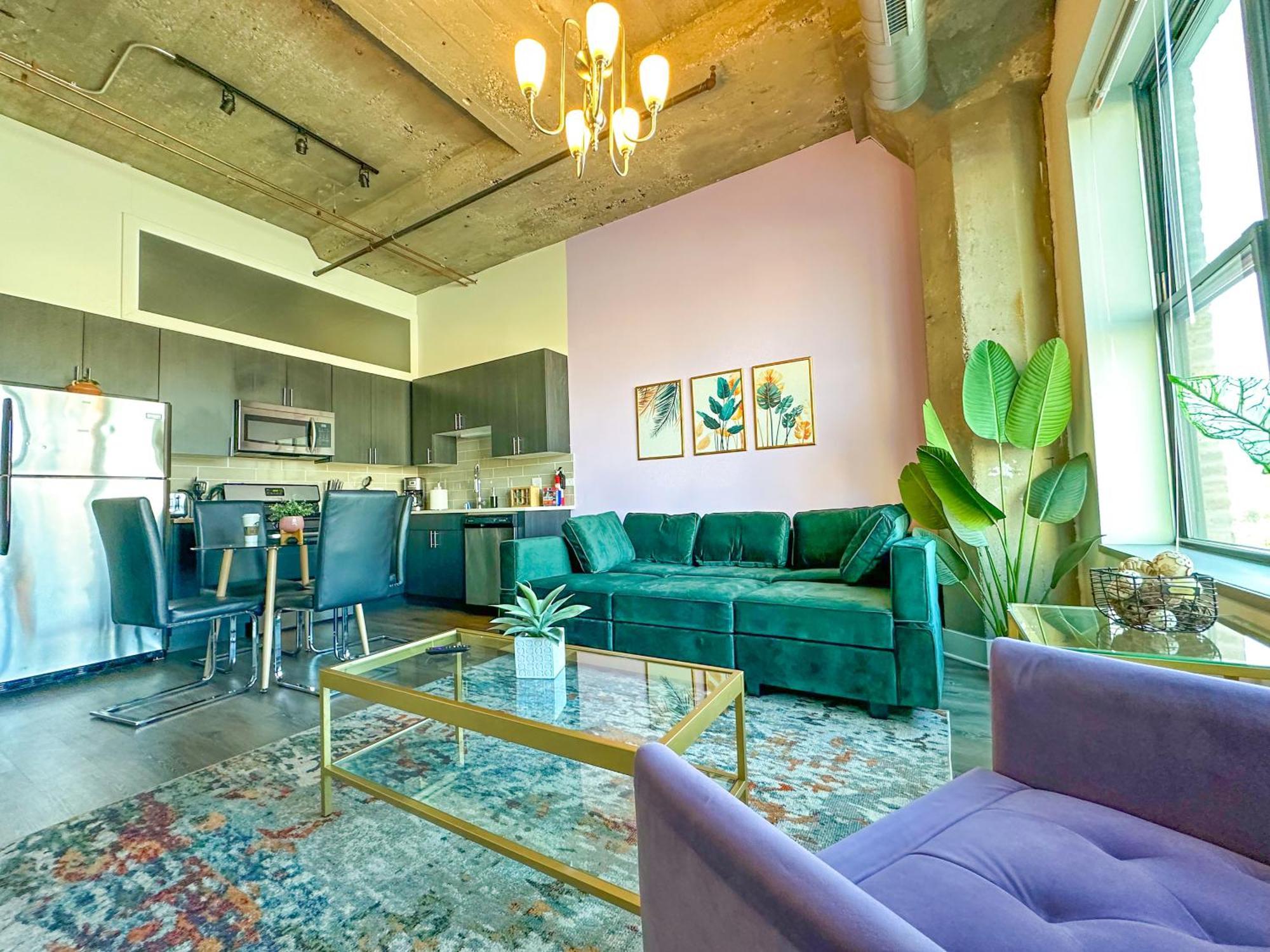 Apartment Mccormick Place Skyline View 2br-2ba With Optional Parking For 8 Guests