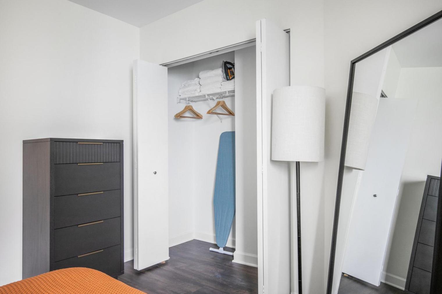Gold Coast 1br W Doorman Gym 2 Blocks To L Chi-549 *
