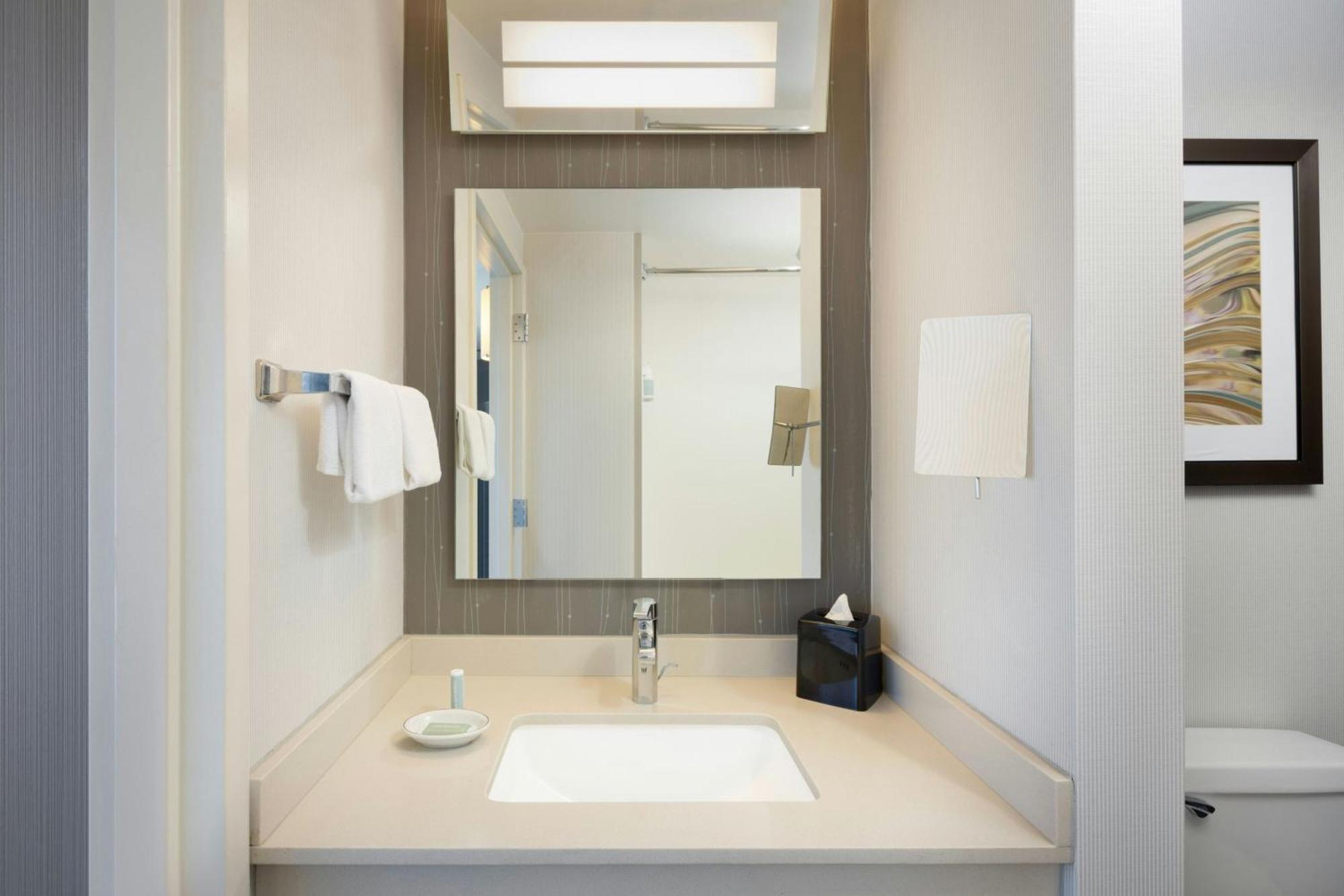 Courtyard Downtown/magnificent Mile 4*
