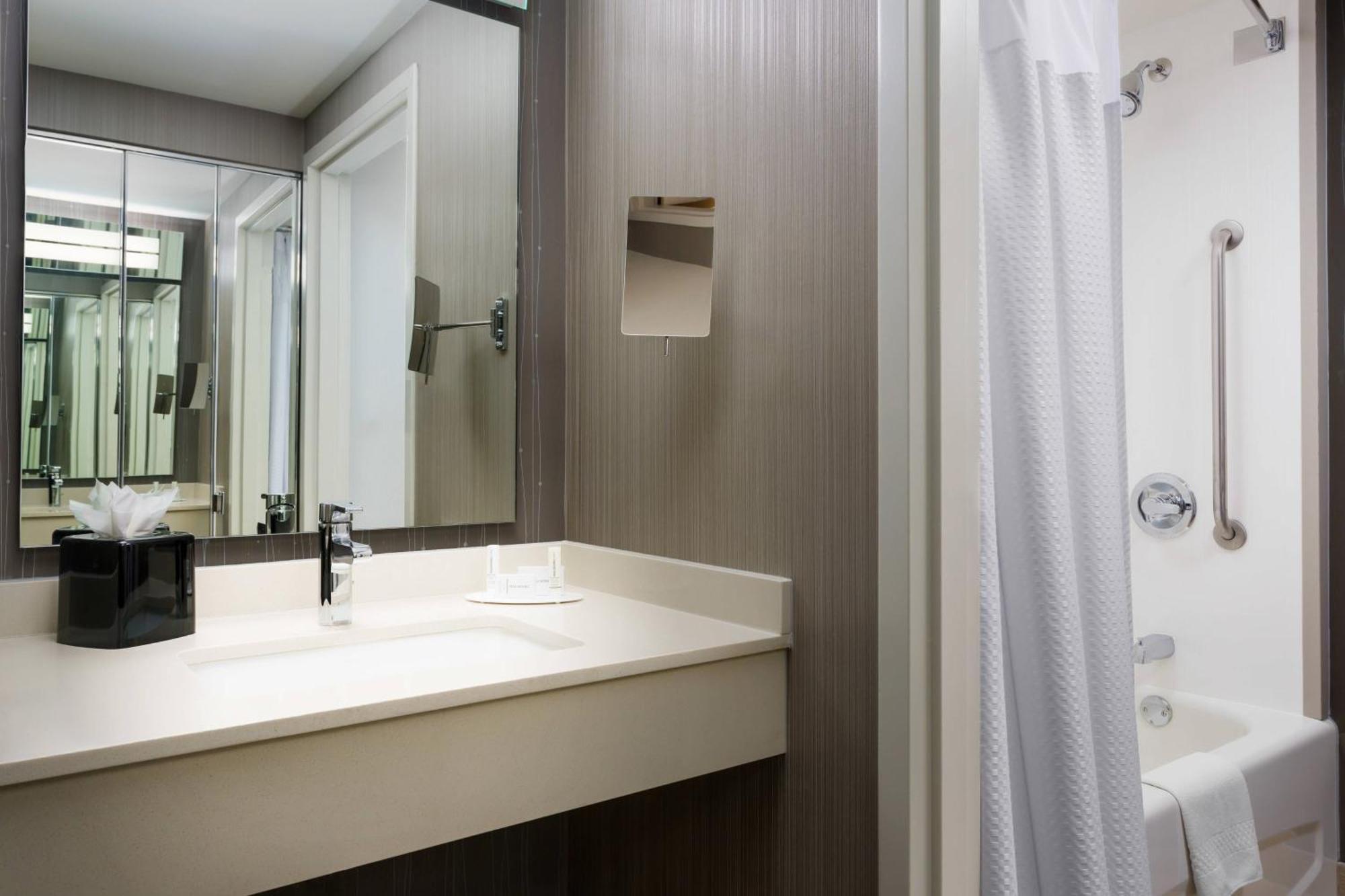 Courtyard Downtown/magnificent Mile Hotel