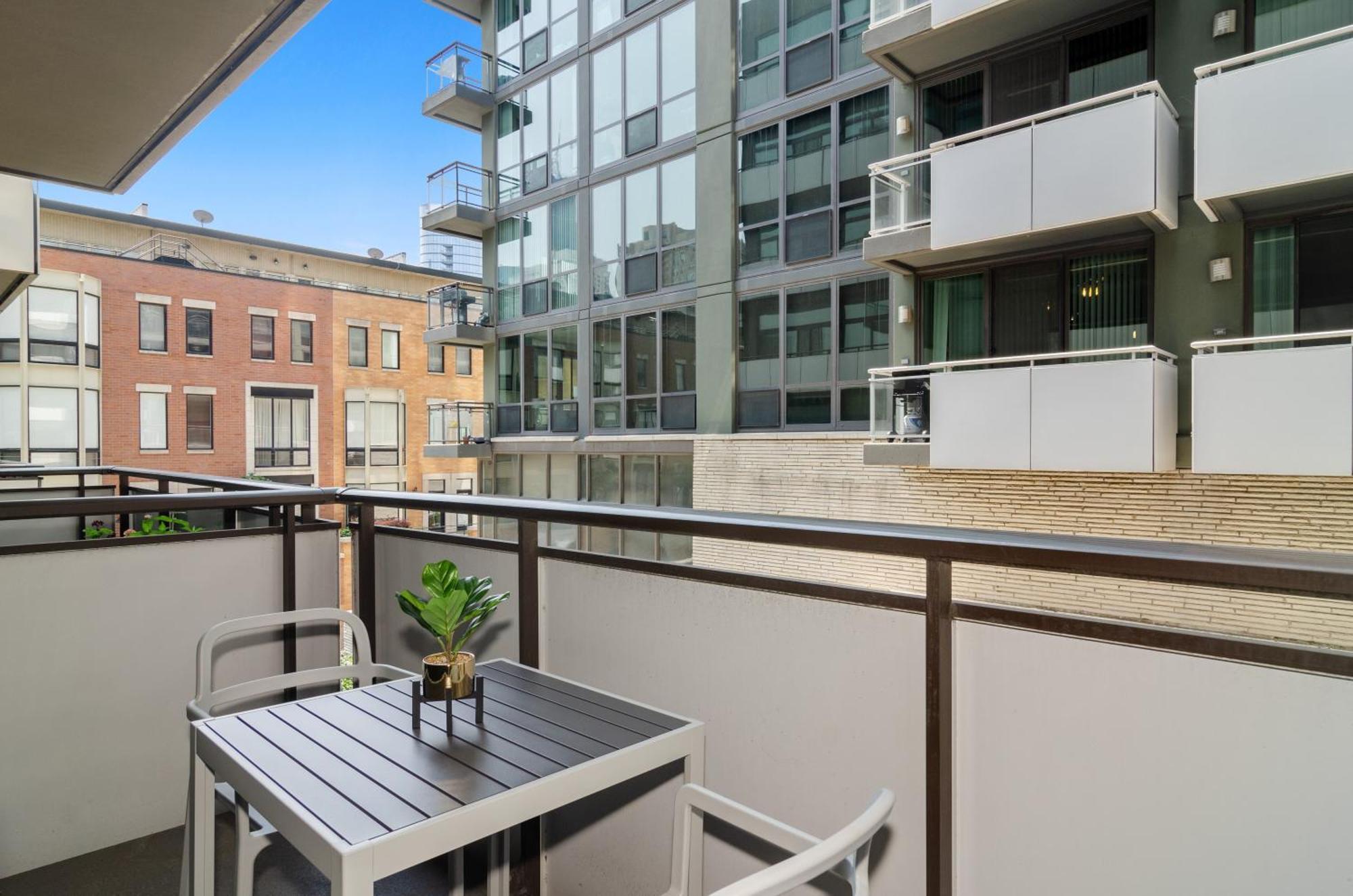 Apartment Foodie's Dream! Walk To Amazing Restaurants! Full Kitchen A Balcony For Al Fresco Dining! Chicago