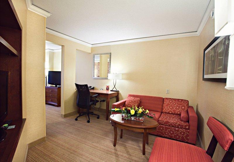 Courtyard Downtown/magnificent Mile Hotel 4*