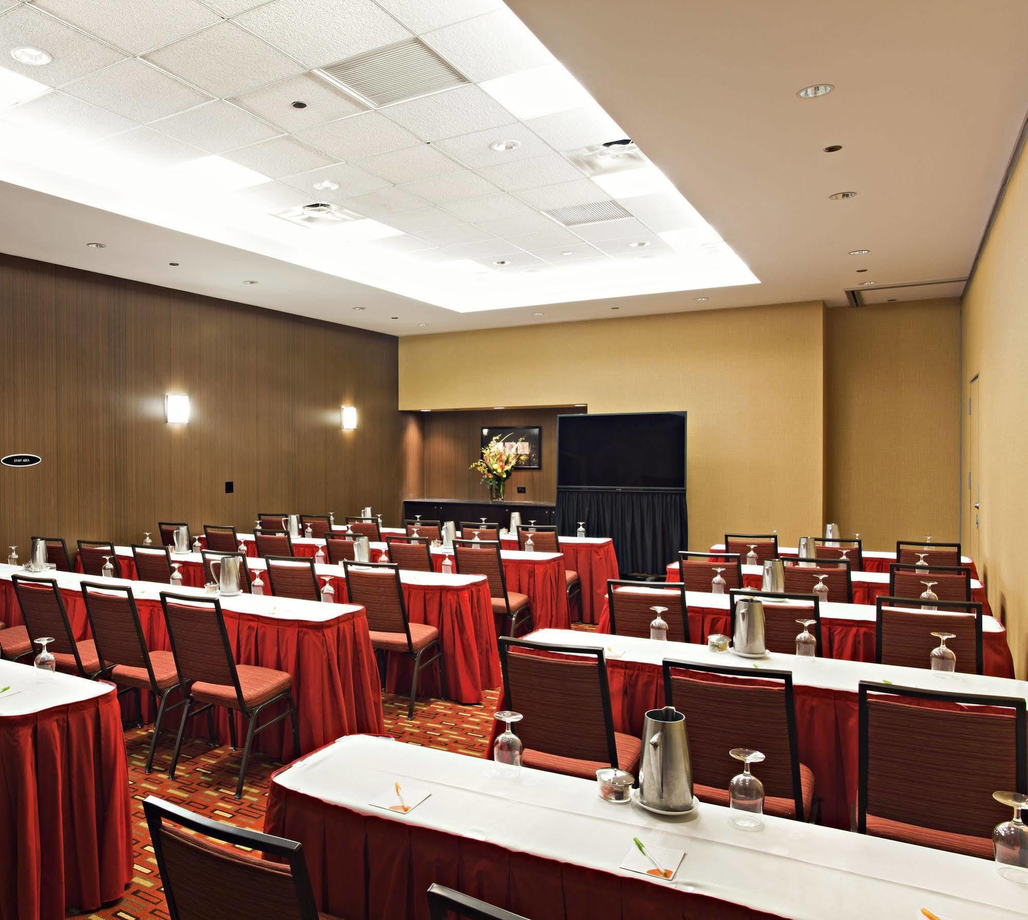 Hotel Courtyard Downtown/magnificent Mile 4*