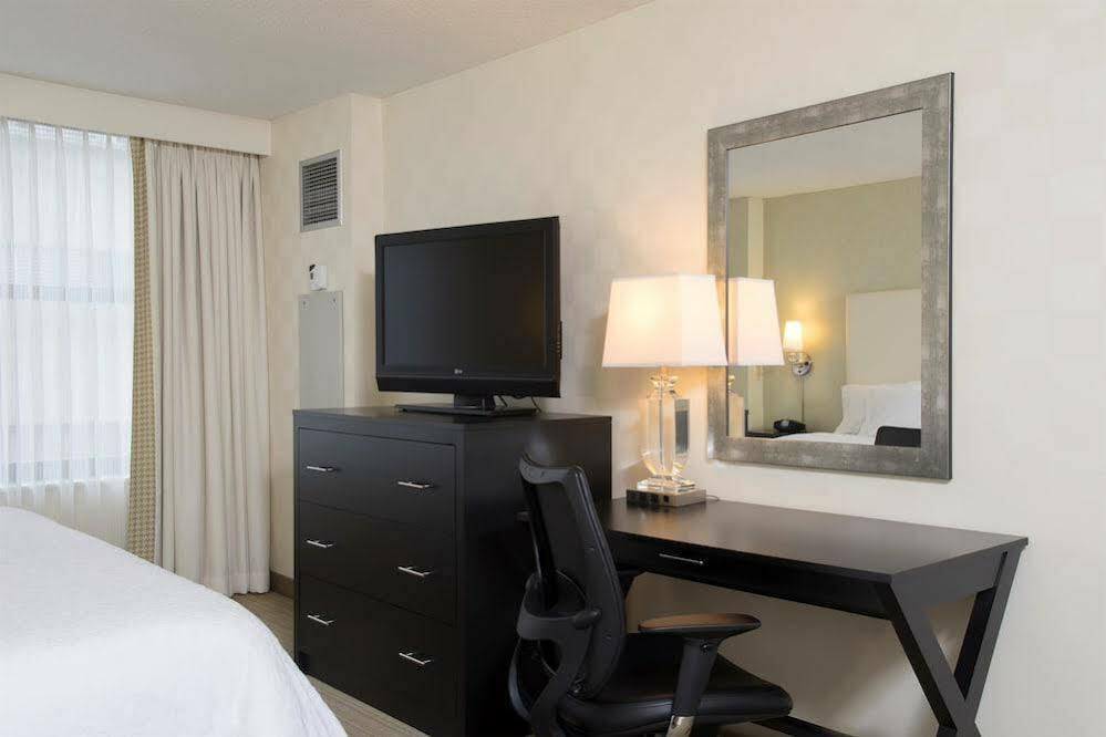 Hampton & Chicago-downtown 3*